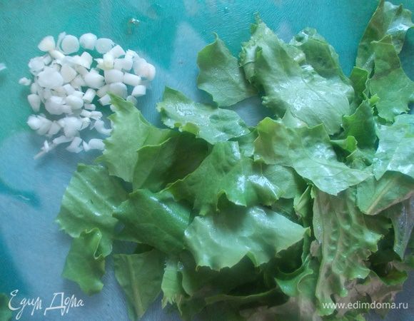 Чеснок мелко изрубить, салат порвать руками.