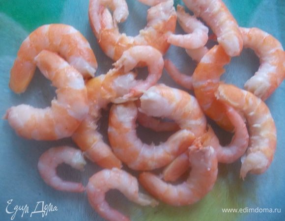 Креветки,отварить(у меня уже вареные) и почистить.
