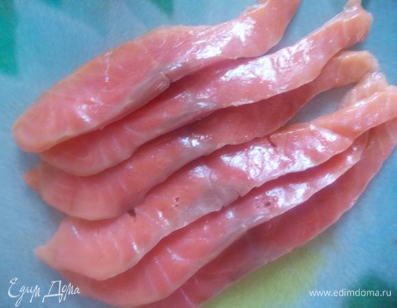 Рыбка должна быть тонко нарезана.