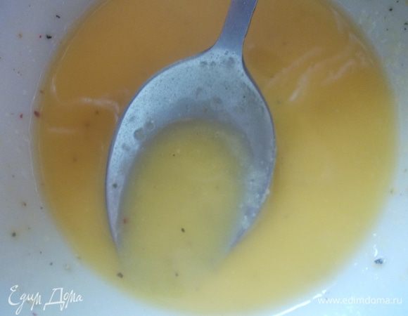 Приготовить заправку из сока лимона с маслом и взбитым желтком. Добавить белый перец. Затем все смешать, заправить, и украсить икрой и рыбой.