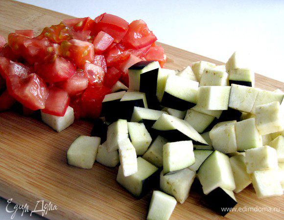Баклажан и помидоры нарезать кубиками.