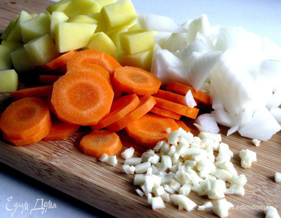 Картофель, морковь, лук и чеснок очистить. Картофель и лук нарезать кубиками, морковь кружками, чеснок измельчить.