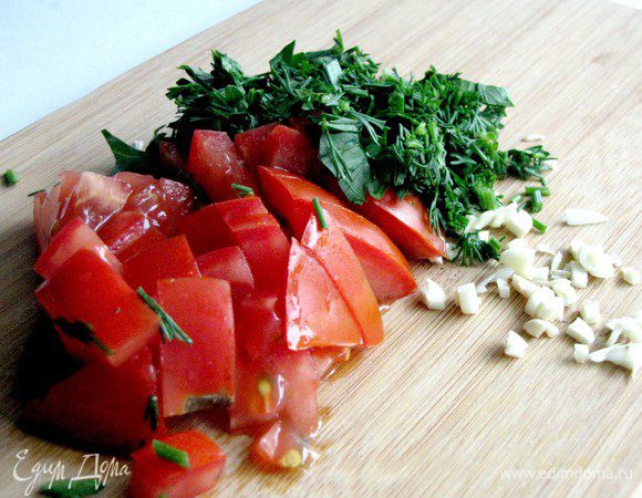 Петрушку и укроп измельчить, перемешать с оставшимися помидорами и чесноком.