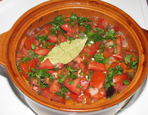Вынуть горшочек из духовки. Добавить смесь из помидоров, зелени и чеснока. Влить белое вино.Положить лавровый лист. Приправить паприкой и вернуть в духовку еще на 15 минут.