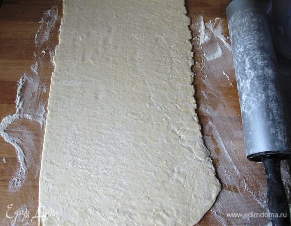 






Сначала приготовим корж. Духовку предварительно разогреть до 200 градусов. Слоеное тесто разморозить, раскатать в тонкий пласт. 