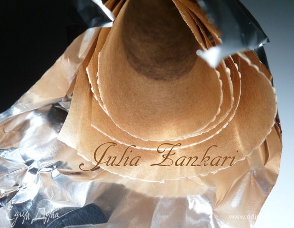 складываем разрезаные квадратики в трубочку и помещаем в фольгу, фиксируя. отправляем в холод до застывания