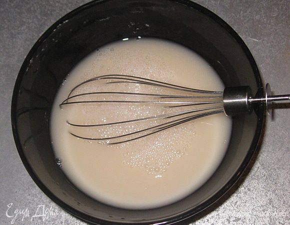 Дрожжи залить теплой водой, добавить сахар. 