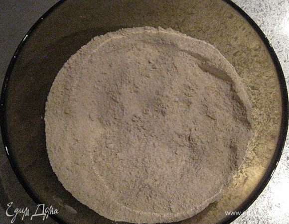 Смешать три вида просеянной муки. Добавить соль, перемешать. 