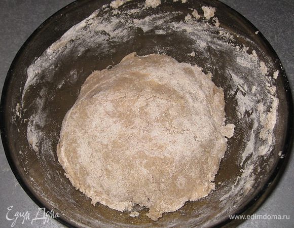 Добавить оливковое масло и дрожжи, перемешать.