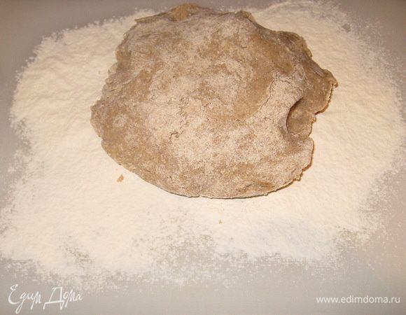 На стол насыпать муки и выложить тесто. Обминать 5 минут. 