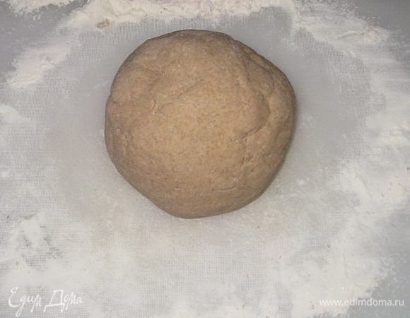 Тесто скатать в шар.