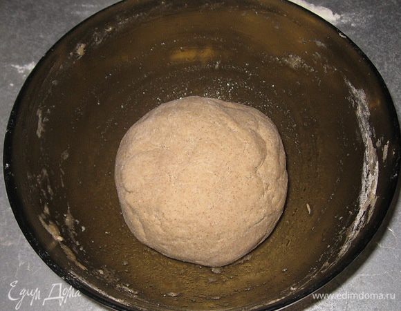 Смазать глубокую тарелку маслом, положить тесто, накрыть полотенцем и поставить на 2 ч. в теплое место. Обминать каждые полчаса. 