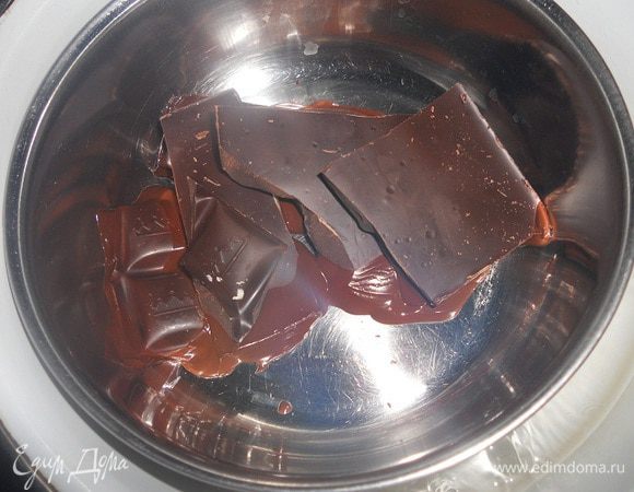 На паровой бане растопить шоколад.