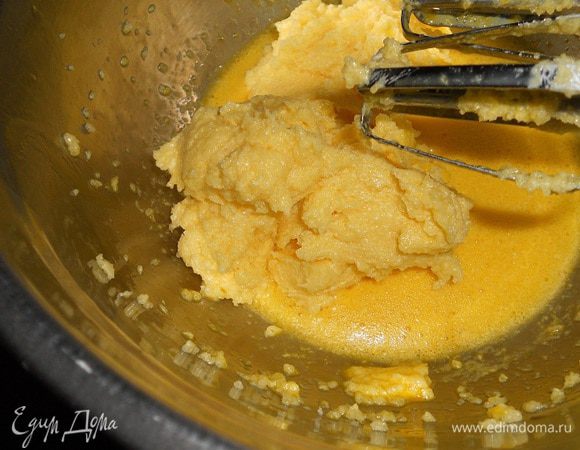 Масло, сахар  - взбить в общую массу с яйцами.