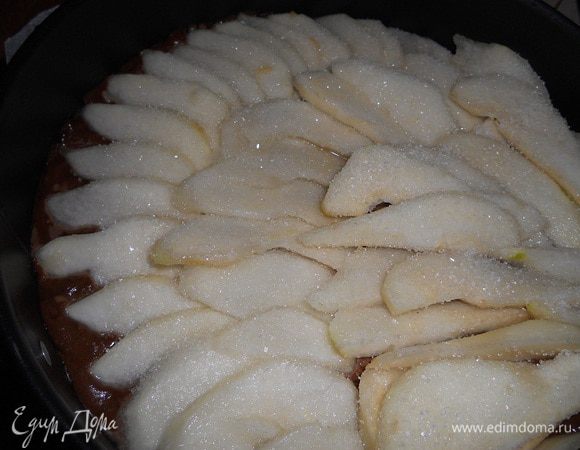 Груши очистить и нарезать пластинками, выложить сверху на тесто, я присыпала ванильным сахаром, но это не обязательно. Выпекать в разогретой духовке до 180 градусов около 1 часа.