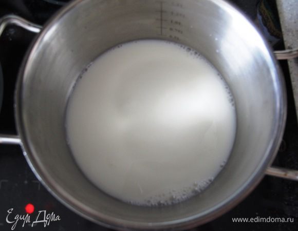 






Пока готовится корж приготовим профитроли. Молоко и 125 мл воды наливаем в кастрюлю, разогреваем.