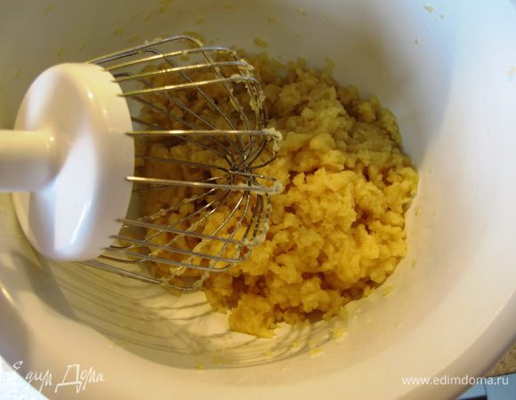 






Взбиваем тесто в миксере, чтобы оно приобрело более гладкую структуру.