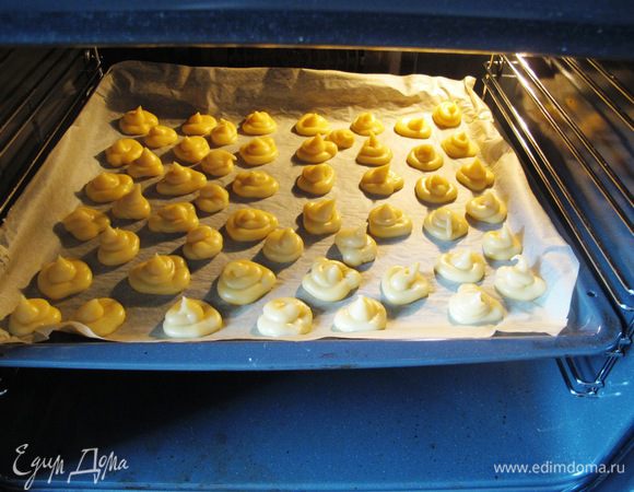 






Выкладываем тесто в кондитерский мешок и выдавливаем профитроли диаметром 4-5 см. 