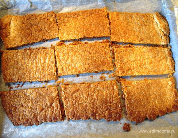 






Остывший корж из слоеного теста разрезаем острым ножом на 9 прямоугольников.