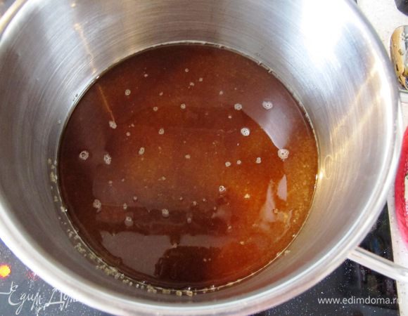 






Займемся карамелью. В кастрюлю добавляем 300 г сахара (у меня коричневый, белый как обычно внезапно закончился) и 100 мл воды, доводим до кипения, далее варим на среднем огне пока сироп не станет янтарным и тягучим.