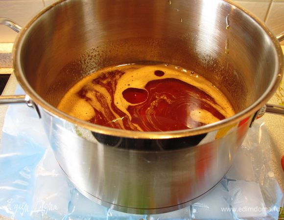 






Снимаем с огня, ставим на лед, чтобы карамель не затвердела.