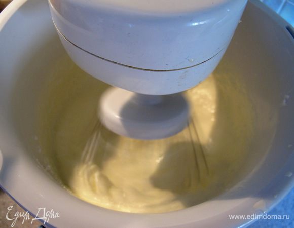 






Достаем готовые профитроли, остужаем. Тем временем приготовим крем. Взбиваем охлажденные 33% сливки с 50 г сахарной пудры до пиков. 