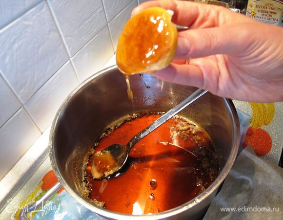 






В готовую карамель обмакиваем отсывшие профитроли плоской стороной.