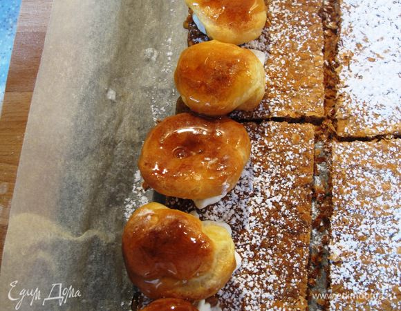 






Начиняем профитроли кремом. На одну половину прямоугольника слоеного теста отсаживаем 3 капли сливок, на каждую из них кладем профитроль карамелью вверх. 