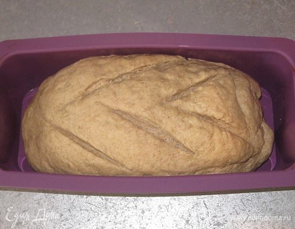 Тесто положить в форму и накрыть полотенцем. Примерно через 40 минут сделать надрезы. 