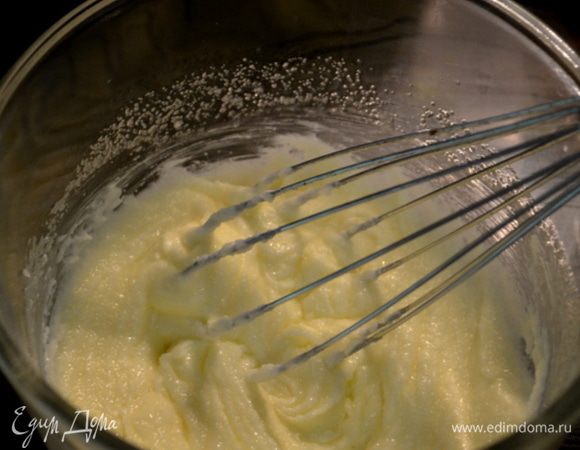 Разогреть духовку до 180 гр. 
Квадратную форму смажем маслом и выстелим пергамент, который тоже смажем маслом.
Сливочное масло поставить в микроволновку на 30 секунд. Дать постоять и смешать с сахаром до кремового состояния.