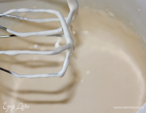 Сахар смолоть в пудру. Взбить желтки с сахарной пудрой добела. 