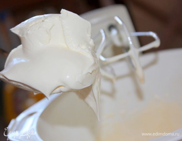 Добавить к желткам йогурт. Тщательно перемешать. Охлажденные сливки взбить до пиков. Соединить сливки с йогуртовой массой, добавить сок лайма. Перемешать.  