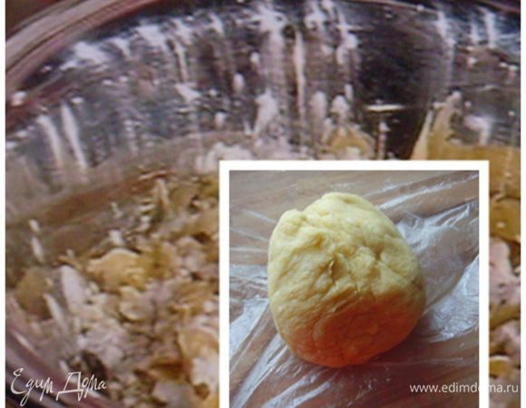 Из всех ингридиентов для тарталеток замесить песочное тесто, обернуть в плёнку и поставить в холодильник на 1 час.