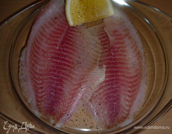 Филе тилапии посолить поперчить, полить соком 1/4 лимона.