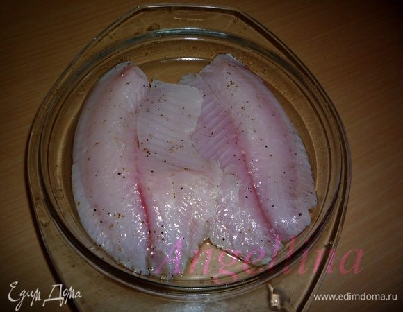 Оставить филе мариноваться примерно минут на 20. Филе должно слегка побелеть.