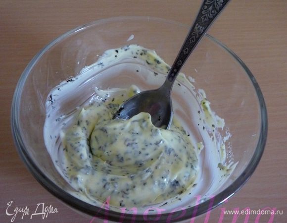 Смешать размягченное сливочное масло с сушеной мятой.