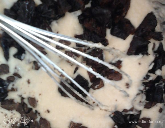 Шоколад и чернослив добавить в тесто