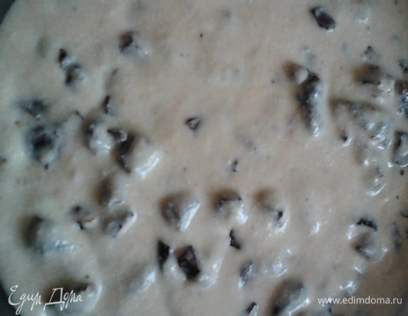 Вылить в форму (форму застелить бумагой для выпечки, я выпекала без бумаги, получилось хорошо).
Выпекать при 180 градусах.