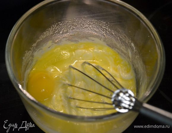 Затем добавить яйца, мед, банан, который должен быть спелым или слегка переспелым и легко смешаться. Все перемешаем снова.