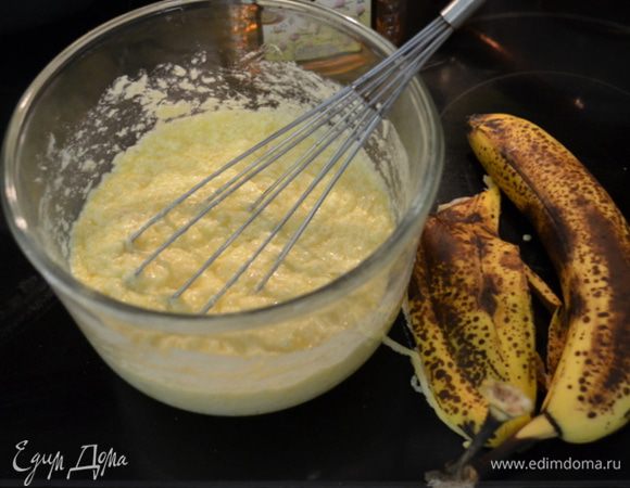 Добавить муку, разрыхлитель, соль и отруби. Перемешаем до мягкого состояния.