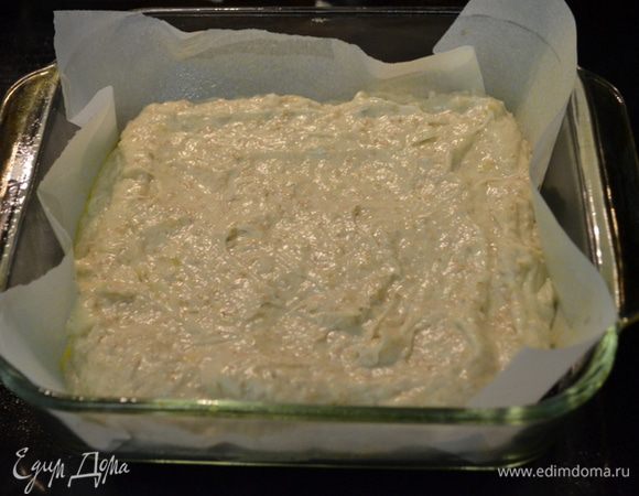 Тесто перельем в приготовленную форму,разровняем. Сверху разложим в беспорядке тыквенные семечки. Поставим в духовку на 35-40 мин.
Проверяем центр зубочисткой.