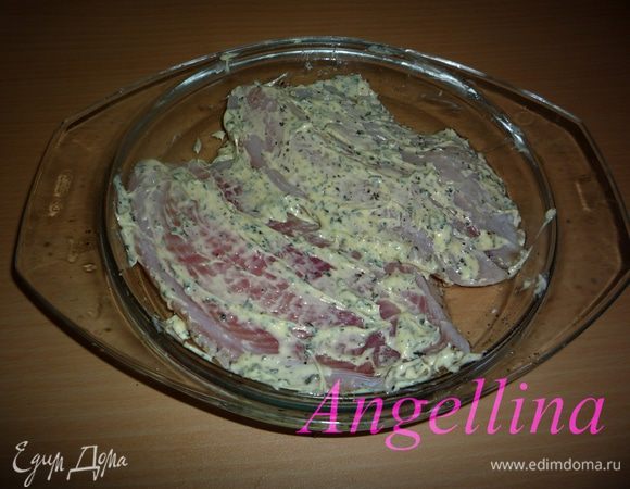 Филе тилапии тщательно смазать мятным маслом.