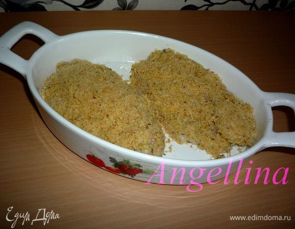 Выложить филе в форму для запекания, предварительно слегка смазанную растительным маслом.