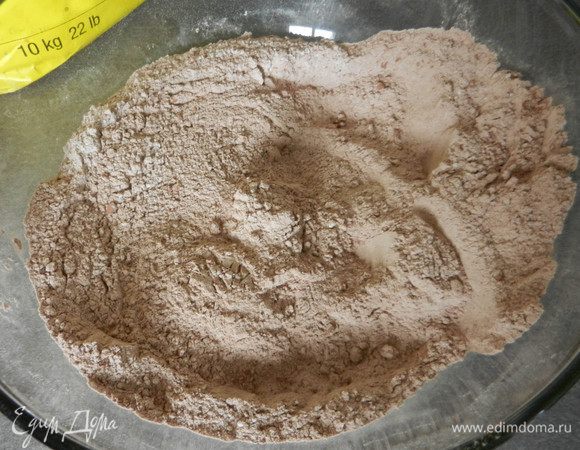 Просеять вместе: муку 1ст+1/3ст (около 350г), разрыхлитель 2 ч.л., пищевую соду 1/4 ч.л., соль 1/4 ч.л. и какао-порошок 3/4 ст. Поставить в сторону.
