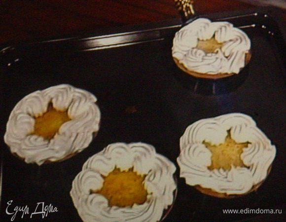 Сбавив температуру в духовке до 170°, поменяв режим на "гриль" запечь меренги до золотистого цвета. Это займёт около 8 - 10 мин. 