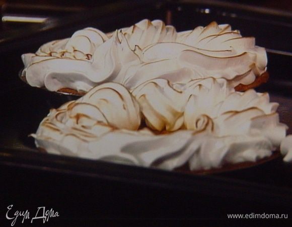  Так меренги получются более мягкими и имеют запечёные кончики. Приятного аппетита!!