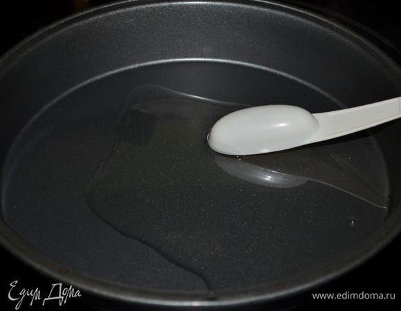 Разогреть духовку до 180 гр. Вылить в форму или на сковороду  растительное масло и поставить в духовку на 5 мин. 
Миндаль надо взять пластинками или др.нарезкой.
