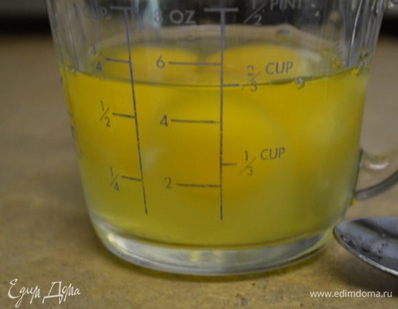 Яйца разбить в емкость с делениями или в мерный стакан. По этому же кол-ву будет идти мука и молоко.