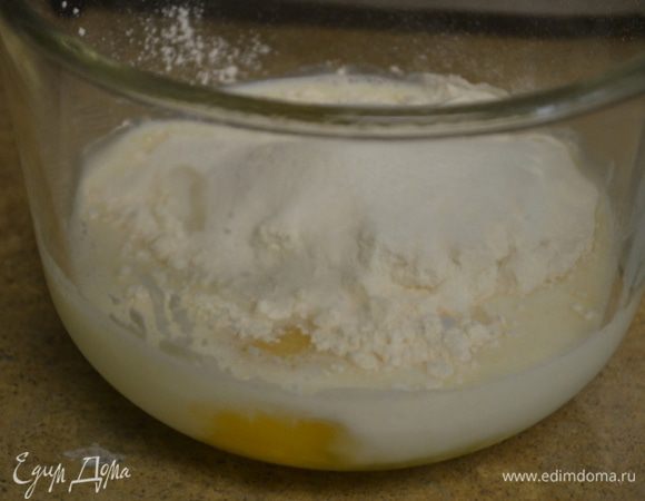 Смешаем все вместе яйца, муку, молоко, сахар.
