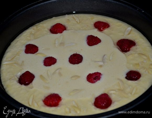 Выльем в приготовленную форму, выложим ягоды и миндаль. Поставим в духовку на 25 мин.